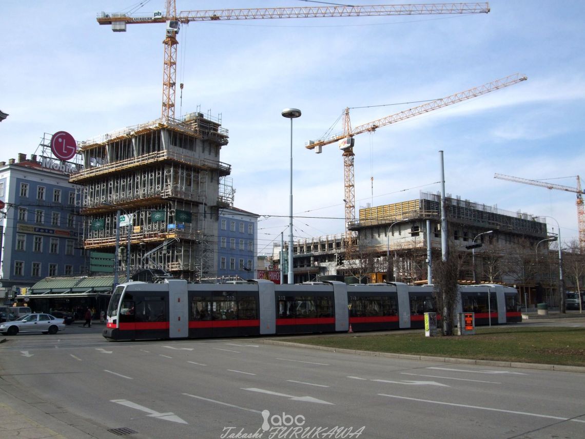 工事中のウィーン西駅と新型トラム